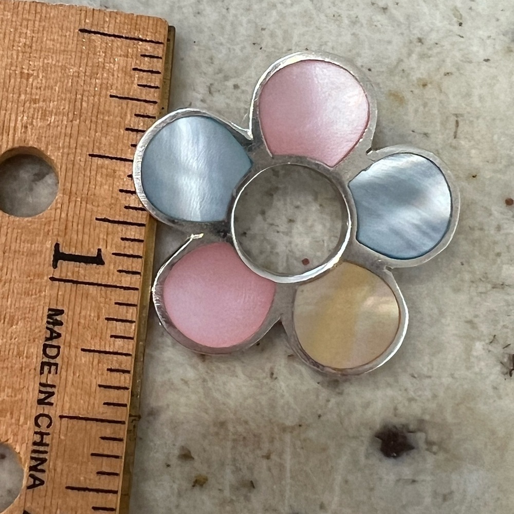 Mother of pearl flower pendant